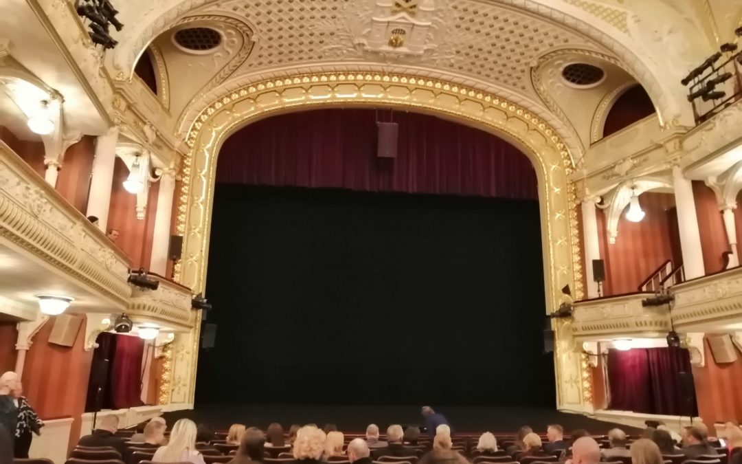 Skolēni apmeklē Latvijas Nacionālā teātra izrādi „Arī vaļiem ir bail”